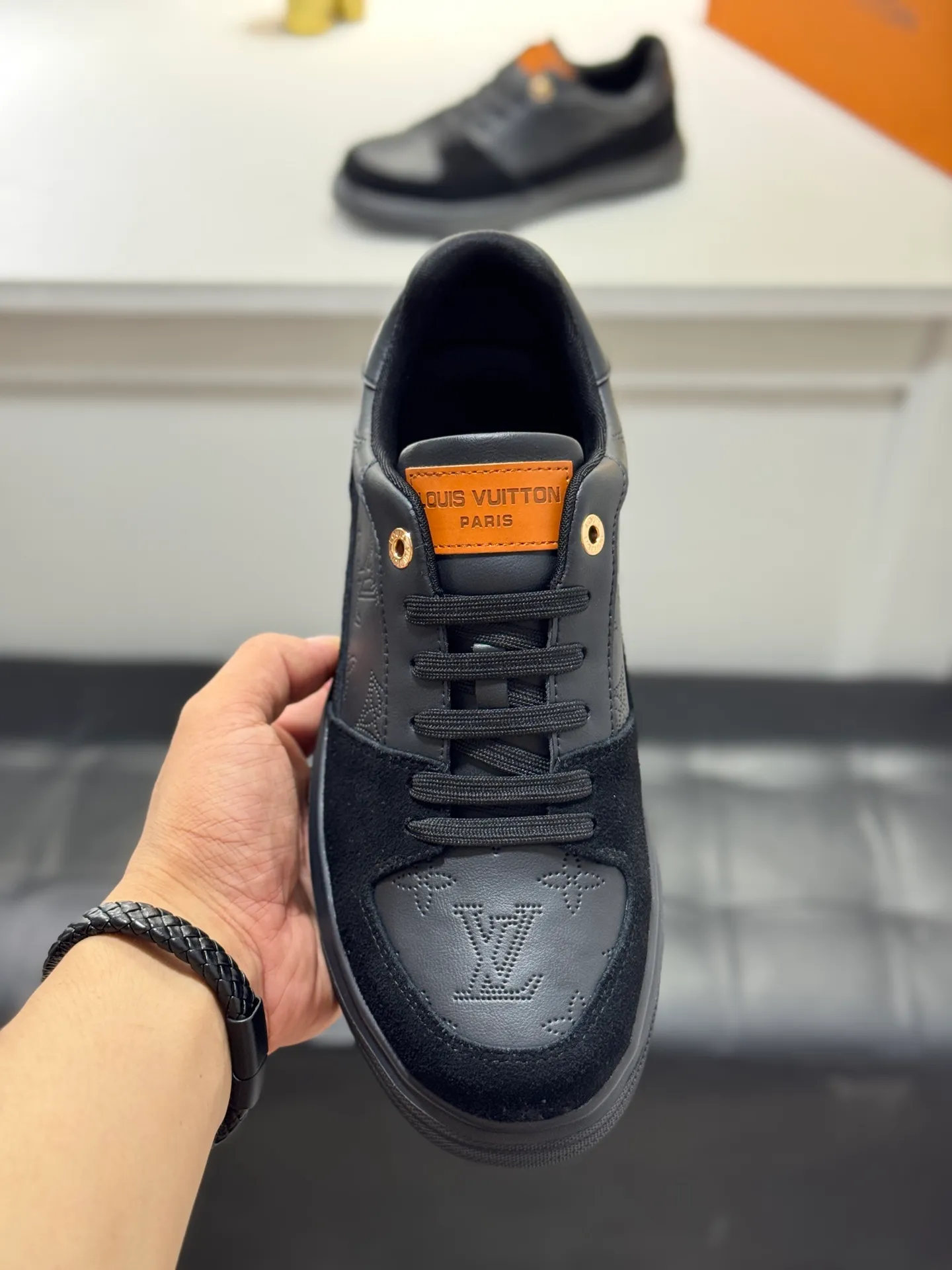 Men's shoes 💰400 [New model] 🌂🌂Top original order - Louis Vuitton®️ Trendy and fashionable yet low-key men's casual shoes, LV cowhide embossed upper, comfortable and breathable, mesh lining, original rubber outsole, 2 colors available ~ a must-have for stylish men. Size: 38-44 (45 customized